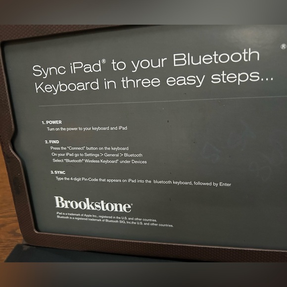 Brookstone Keyboard w/Portfolio Case IPad tablet. Accompanying cord, instruction - Picture 6 of 8